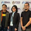 Ketua EASGA FC Kuningan, Dede Awaludin  berfoto bersama dengan wakil  ketua umum II PSSI, Ratu Tisha Destria.